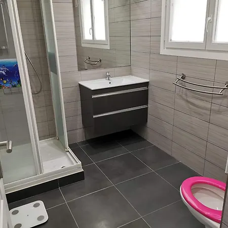 Bright, Renovated Flat In The Sweet Spot 아파트