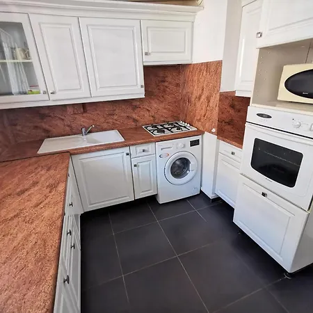 Bright, Renovated Flat In The Sweet Spot *
