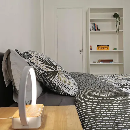 Bright, Renovated Flat In The Sweet Spot 아파트